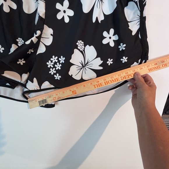 ๐บ SHEIN Plus Size 4XL Hibiscus Floral Swim/Board Shorts โ Black White - Picture 8 of 8